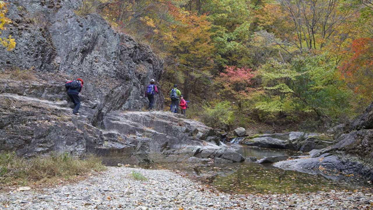 계곡 변의 웅장하고 넓은 암반 지대를 따라 걸음을 옮기는 모습. / 한국관광공사