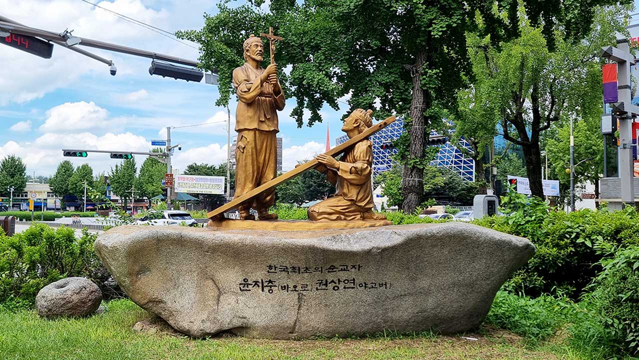 성당 앞뜰에 조성된 한국 최초 천주교 순교자 윤지충·권상연 동상. / 비짓전주