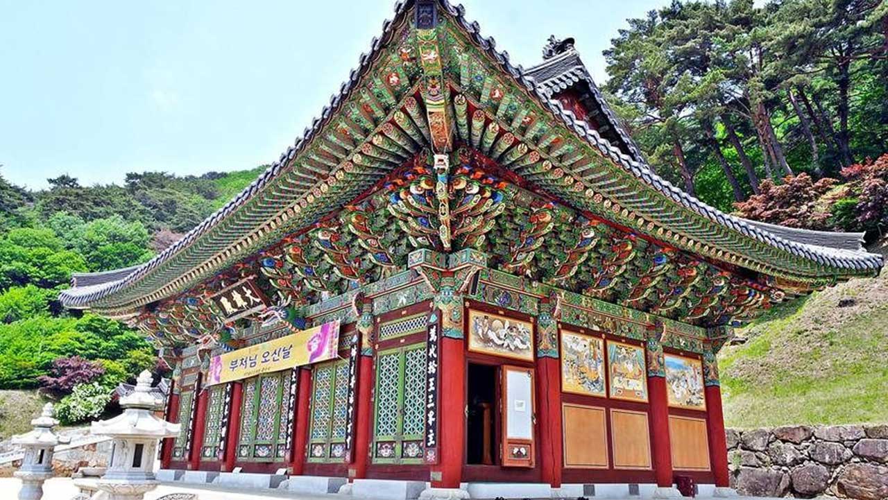 화려한 단청과 섬세한 목조 양식이 돋보이는 대웅전 외관. / 한국관광콘텐츠랩
