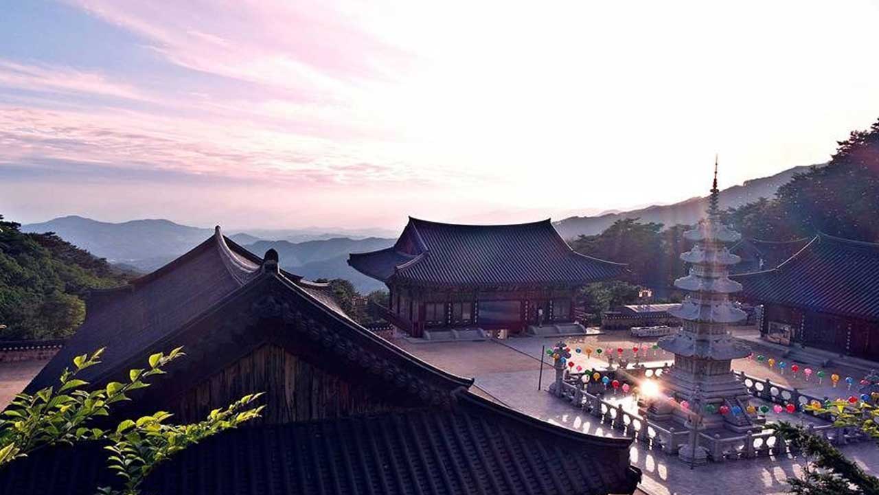 해발 800m 산사에서 멀리 굽이치는 산능선과 석탑을 담은 노을 풍경. / 한국관광콘텐츠랩