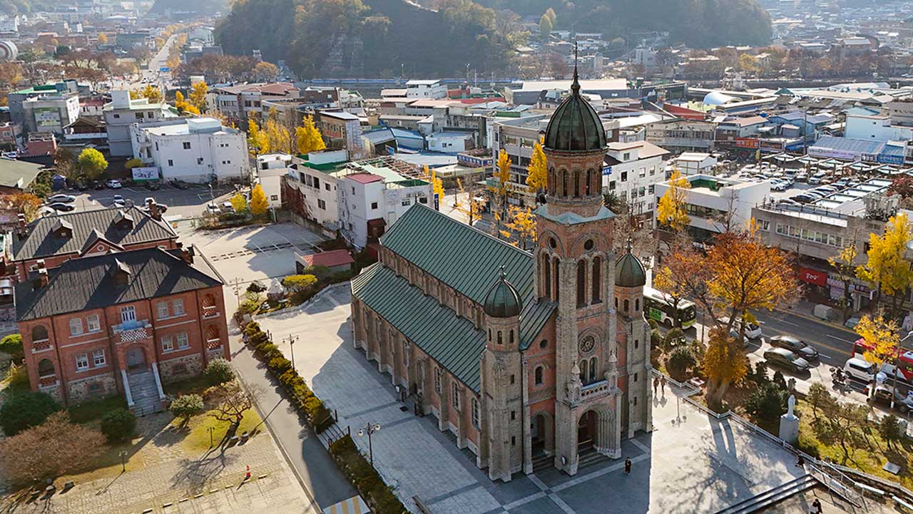 성당 전경을 한눈에 담은 항공 뷰. / 비짓전주