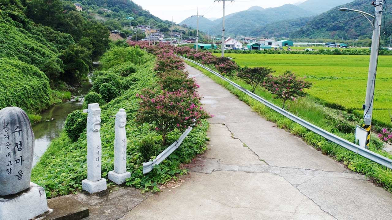 마을 표지석과 냇가를 따라 약 500m 길게 이어지는 수성마을 산책로. / 창녕군