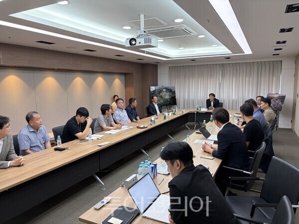 울주군의회 정우식 의장과 이상우 부의장, 권중건 의원은 30일 울주군 삼남읍 KTX역세권 복합특화단지 현장사무실에서 울주군, 울산도시공사, 한화솔루션 관계자들과 간담회를 갖고 지역 상생협력 방안을 논의했다./사진-울주군의회
