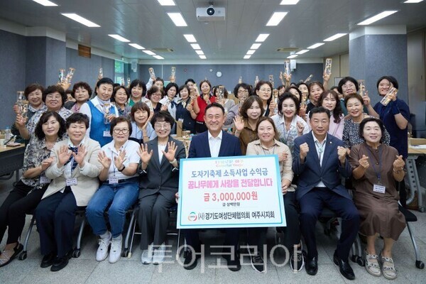 여주시 리더 마음학교’ 수료식에 참석한 이충우 여주시장(가운데)/투어코리아뉴스 정명달 기자