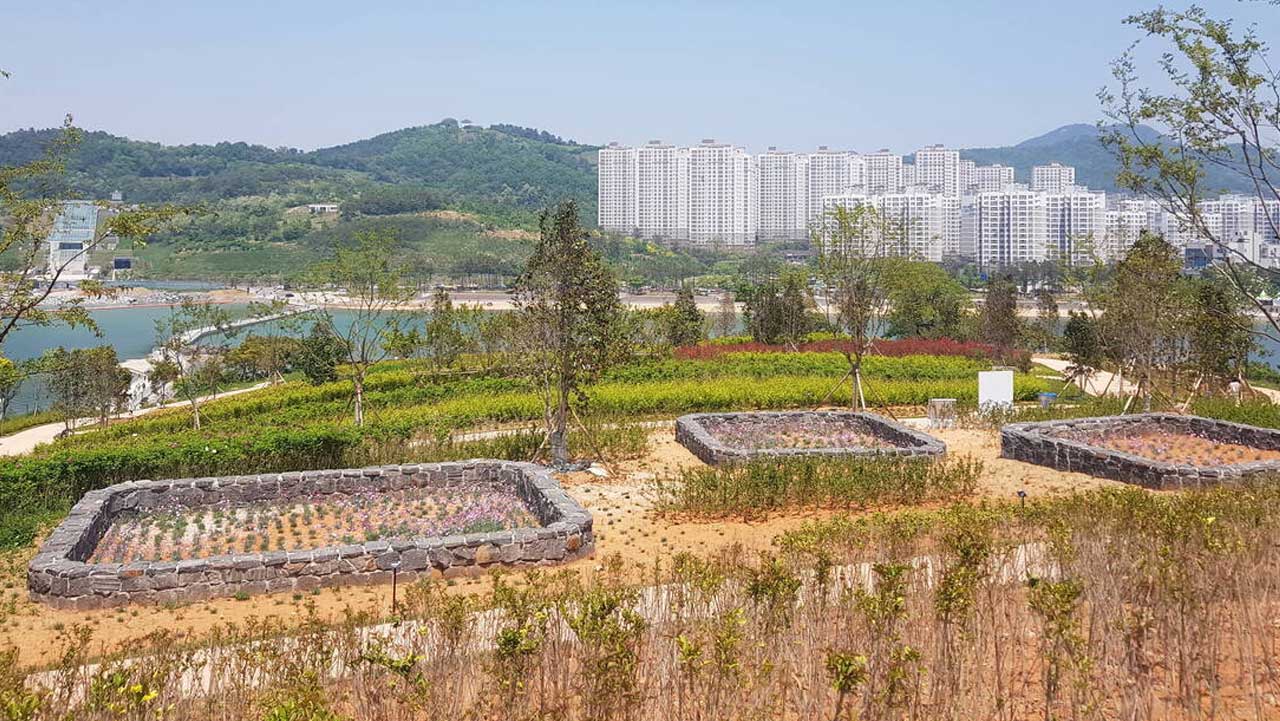 휠체어나 유모차도 부담 없이 오갈 수 있도록 완만하고 평탄하게 조성된 산책로. / 여수관광문화