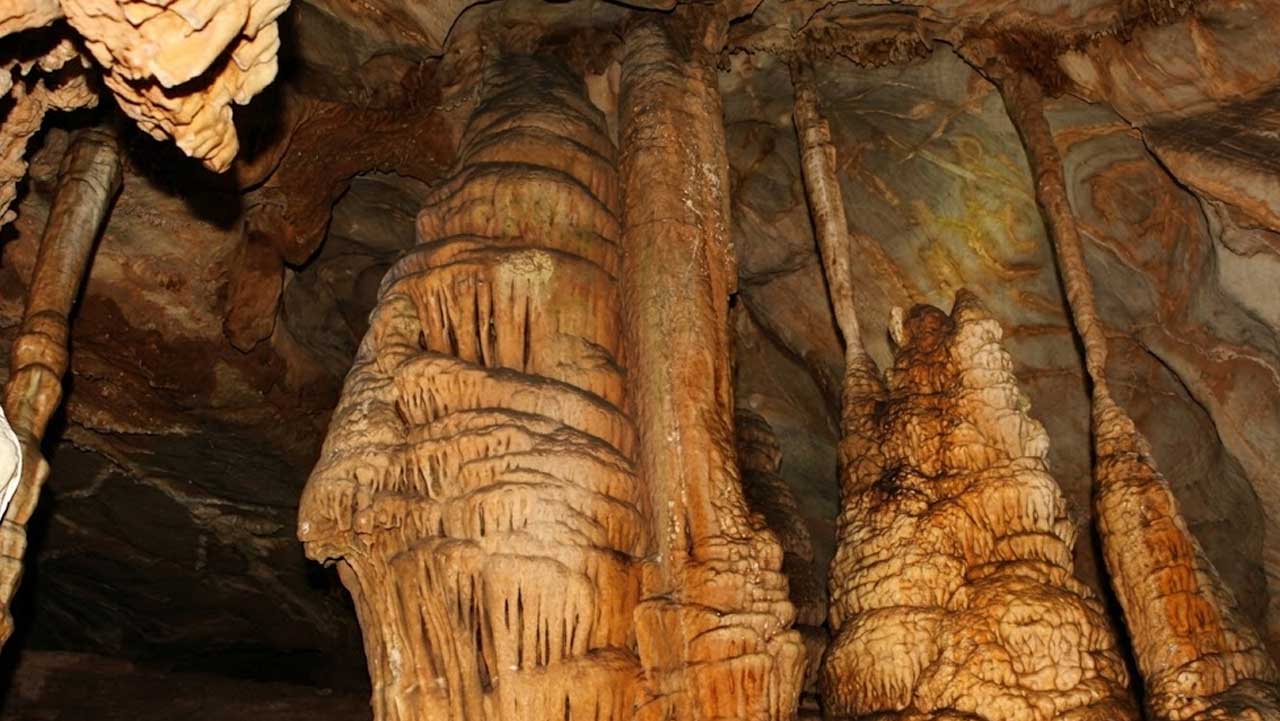 천장과 바닥을 연결하는 웅장한 석주와 종유석 군락. / 영월군시설관리공단, ai