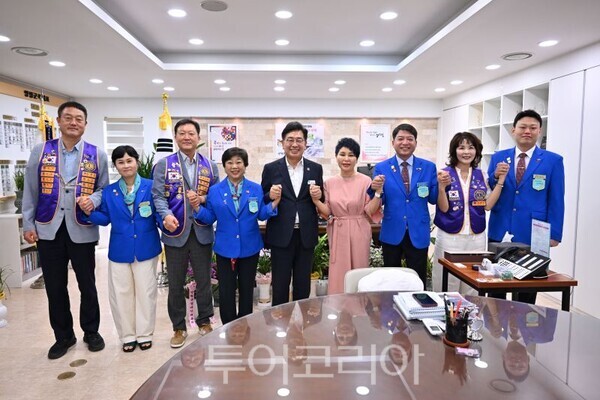 관내 봉사단체와 소통하는 전진선 군수(가운데)/투어코리아뉴스 김경남 기자