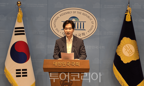 박성훈 국민의힘 수석대변인이 1일 오전 국회 소통관에서 논평을 통해 "민주당이 단일종목 레버리지 ETF 사태의 책임을 정부에 떠넘기며 회피하고 있다"고 비판하고 있다. 2026.08.01. / 투어코리아 이창호 기자