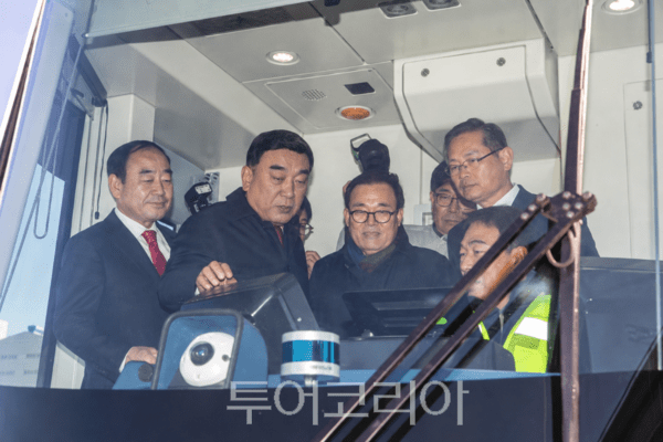 2023년 11월 14일 울산항역에서 열린 '수소전기트램 실증 운행 시승행사'에서 김두겸 당시 울산시장이 지역 유력 인사들과 함께 트램 내부를 둘러보고 있다./사진-울산시DB