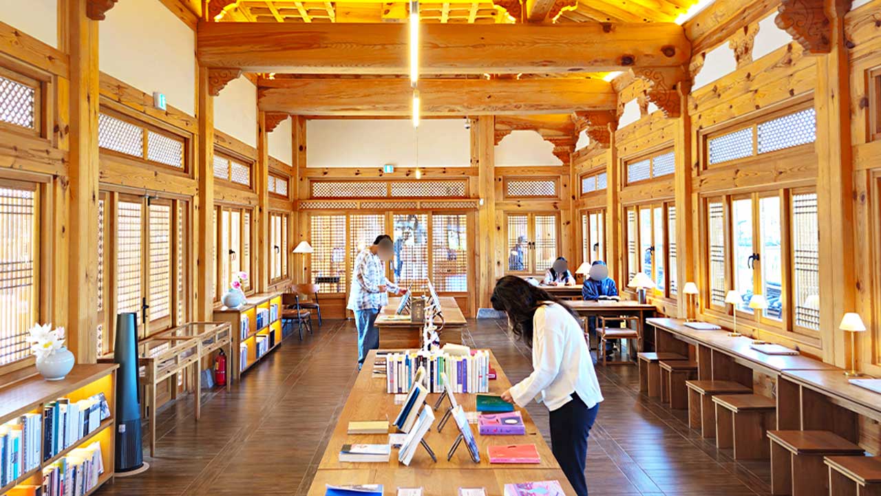 따스한 원목 서가와 창가 좌석에서 조용히 책을 읽을 수 있는 연화당 내부. / 비짓전주