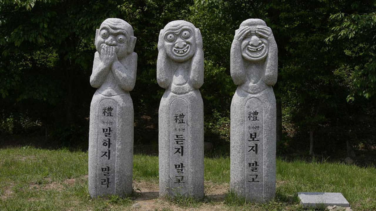 삼불(三不) 석조상. / 청양군