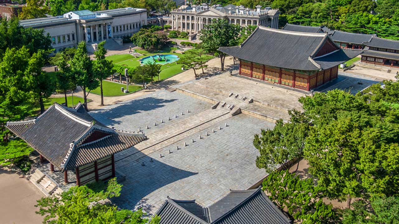 한옥 건물인 중화전과 근대 서양식 석조전이 함께 어우러진 궁궐 전경. / 국가유산청 궁능유적본부