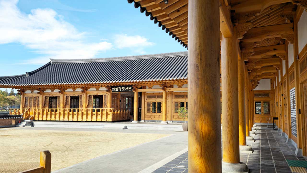 웅장한 나무 기둥과 기와지붕 처마 선이 단아함을 더하는 도서관 중정 회랑. / 비짓전주