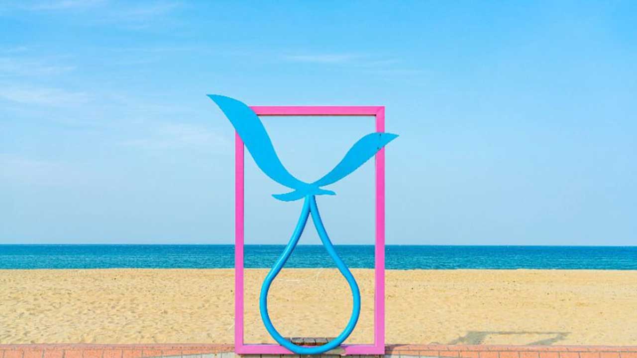 동해 바다를 배경으로 추억을 남기기 좋은 액자 프레임 포토존. / 한국관광콘텐츠랩