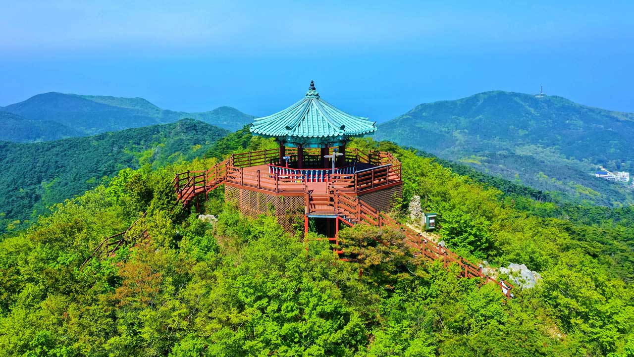 비조봉 정상에 서서 서해 바다와 주변 섬 풍경을 한눈에 담는 팔각정. / 인천 섬포털