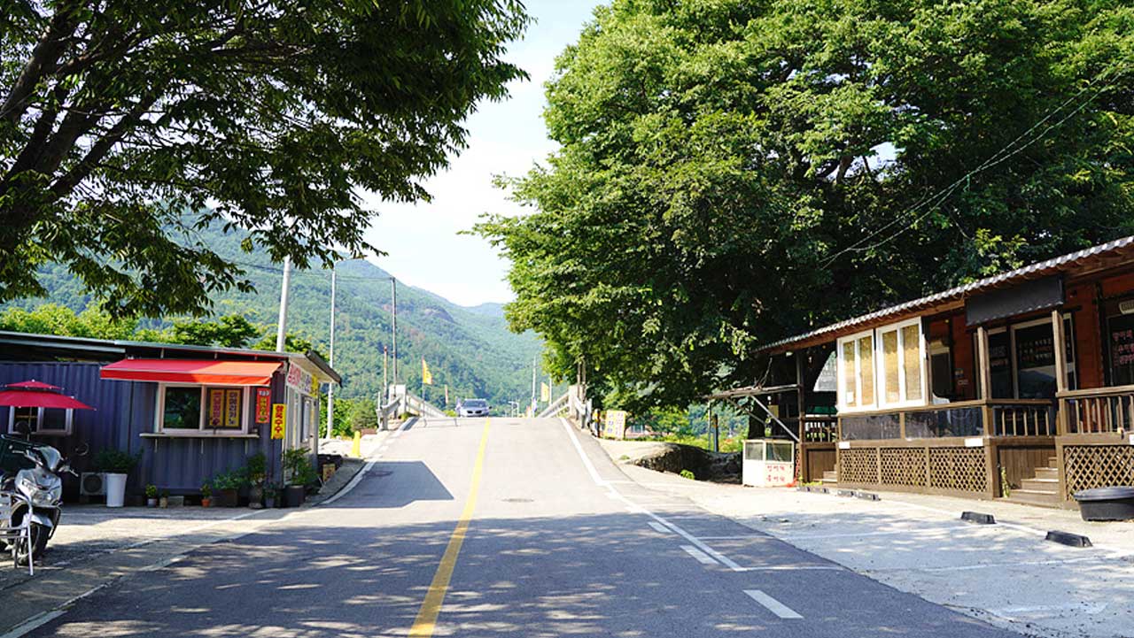 용회교 주변으로 평상과 주차장 등 편의시설이 들어선 유원지 진입로. / 밀양시 공식 블로그
