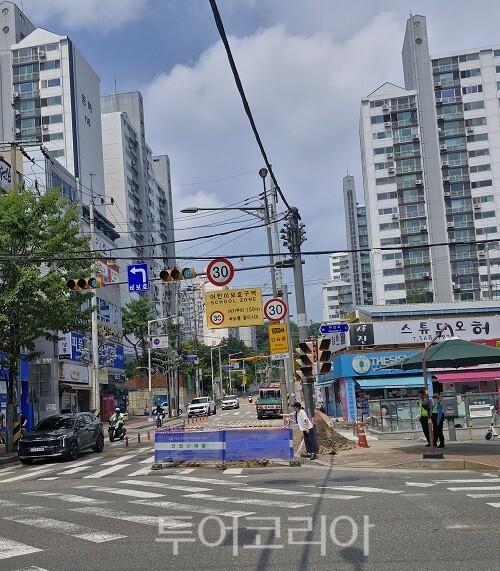 마전초교 앞 사거리에 공사용 안전콘이 설치된 모습