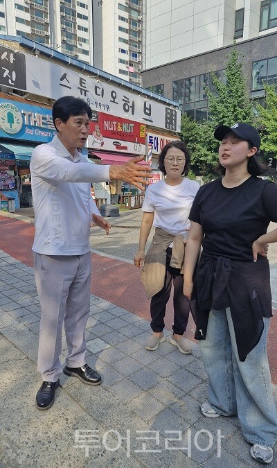 김진규 검단구청장이 지난달 30일 마전동 일대에서 현장 일정을 소화하던 중 마전초교 앞 사거리에 공사용 안전콘이 설치된 모습을 발견했다.