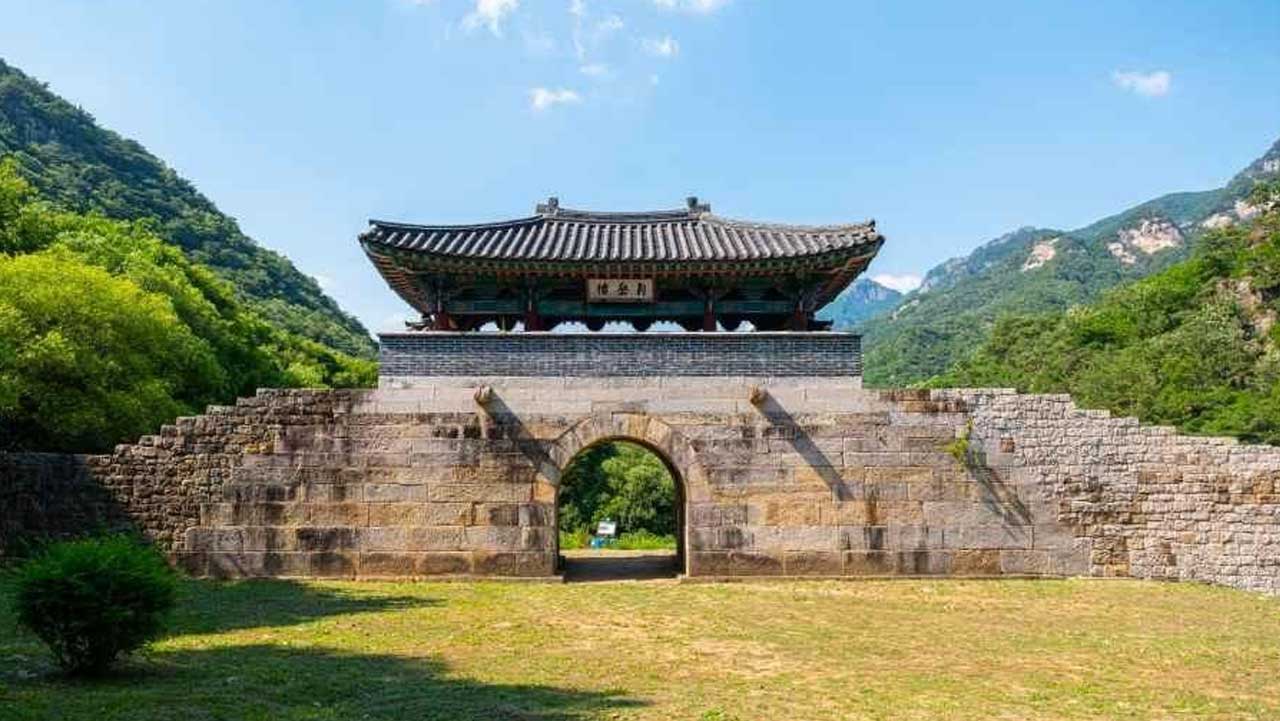 계곡 상류 산책길을 따라 만나볼 수 있는 고즈넉한 덕주산성 홍예문과 성벽. / 한국관광공사
