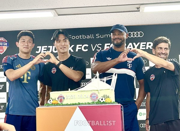 김민재, 김동준, 뱅상 콩파니 감독, 세르지우 코스타 감독. 김정용 기자