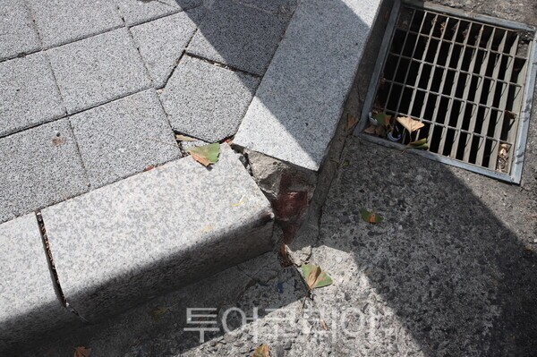 울산 울주군 언양읍 영화초등학교 앞 경남아너스빌 북문 교차로의 인도 경계석(보도블럭)./사진-투어코리아 김교환 기자