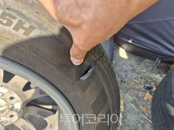 인도 경계석(보도블럭)에 부딪혀 찢어진 타이어./사진-투어코리아 김교환 기자