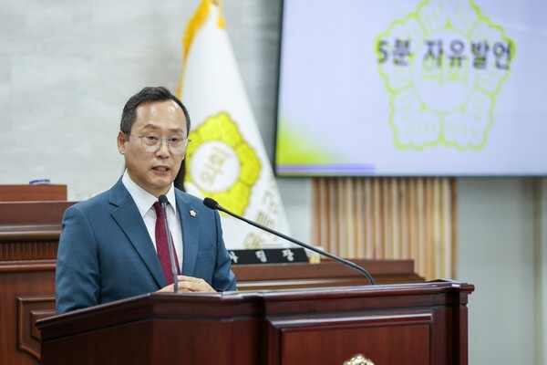 홍성근 울릉군의원 5분 자유발언 모습(사진제공=울릉군의회)