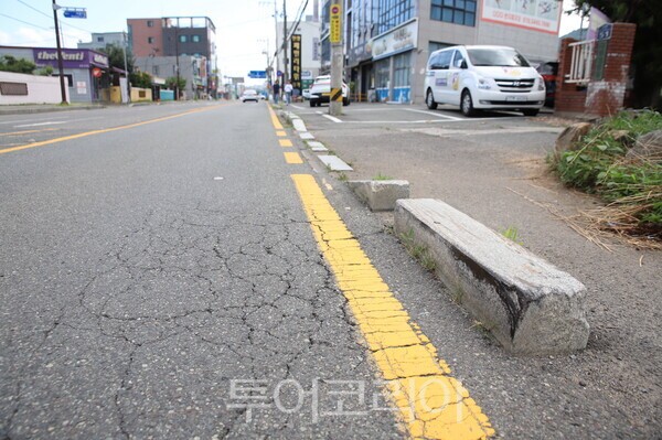 울산 울주군 언양읍 도로변 경계석에 타이어와 반복적으로 접촉한 것으로 추정되는 검은 마찰 흔적이 선명하게 남아 있다./사진-투어코리아 김교환 기자