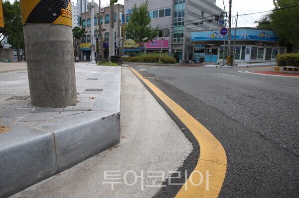 울산 울주군 언양읍 에이스사우나 앞 로터리 우회전 구간에 모서리가 날카롭게 마감된 인도 경계석이 설치돼 있다. 해당 경계석은 본지가 취재한 7월 21일을 기준으로 약 2주 전 시공된 것으로, 울산시청 관계자의 설명을 통해 확인됐다./사진-투어코리아 김교환 기자