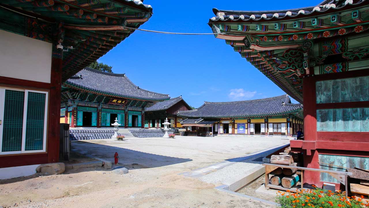 역사 깊은 대웅전 경내 모습. / 고성군 문화관광