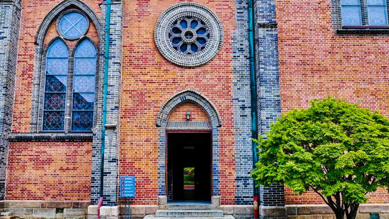 클래식한 멋을 더해주는 성당 측면 출입구 모습. / 서울관광재단