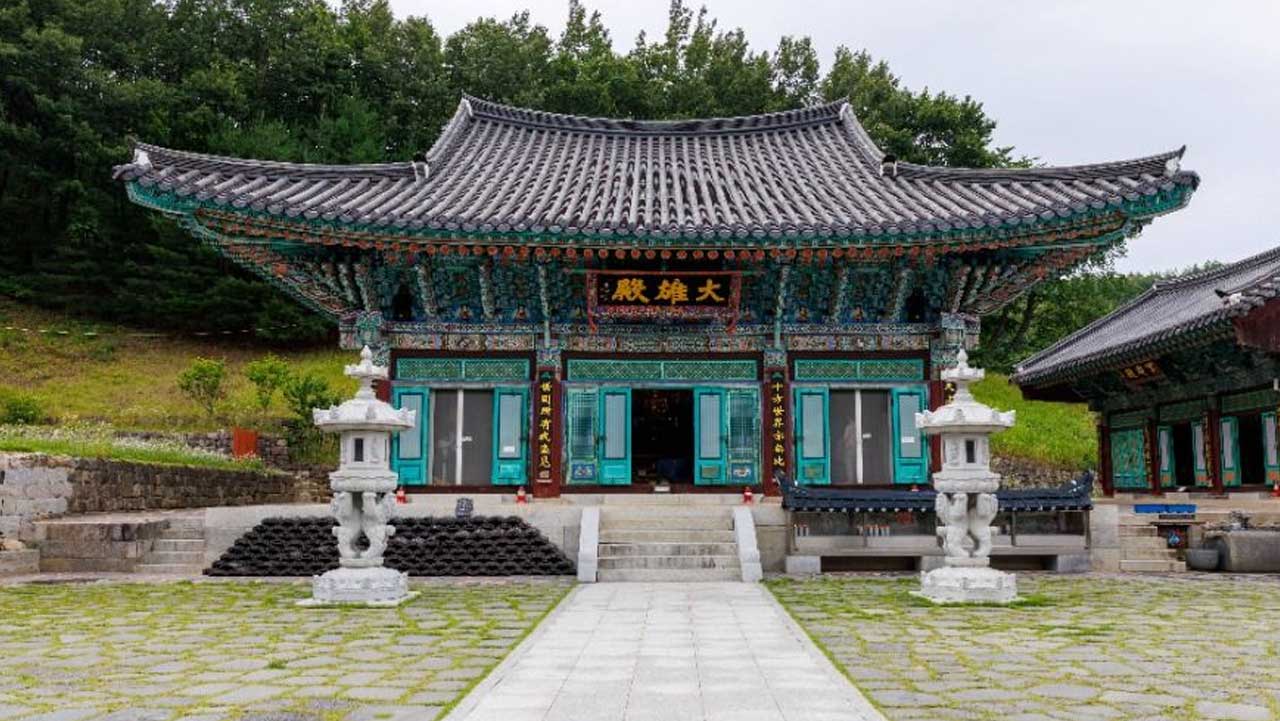 사리탑을 조망하도록 불상 없이 세워진 적멸보궁. / 한국관광공사