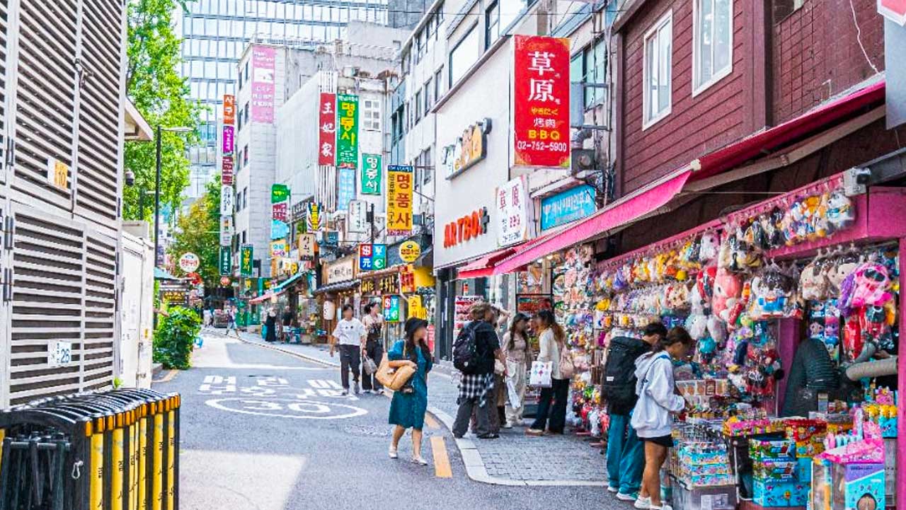 산책하며 즐기기 좋은 활기찬 명동 중심 쇼핑 거리. / 한국관광공사