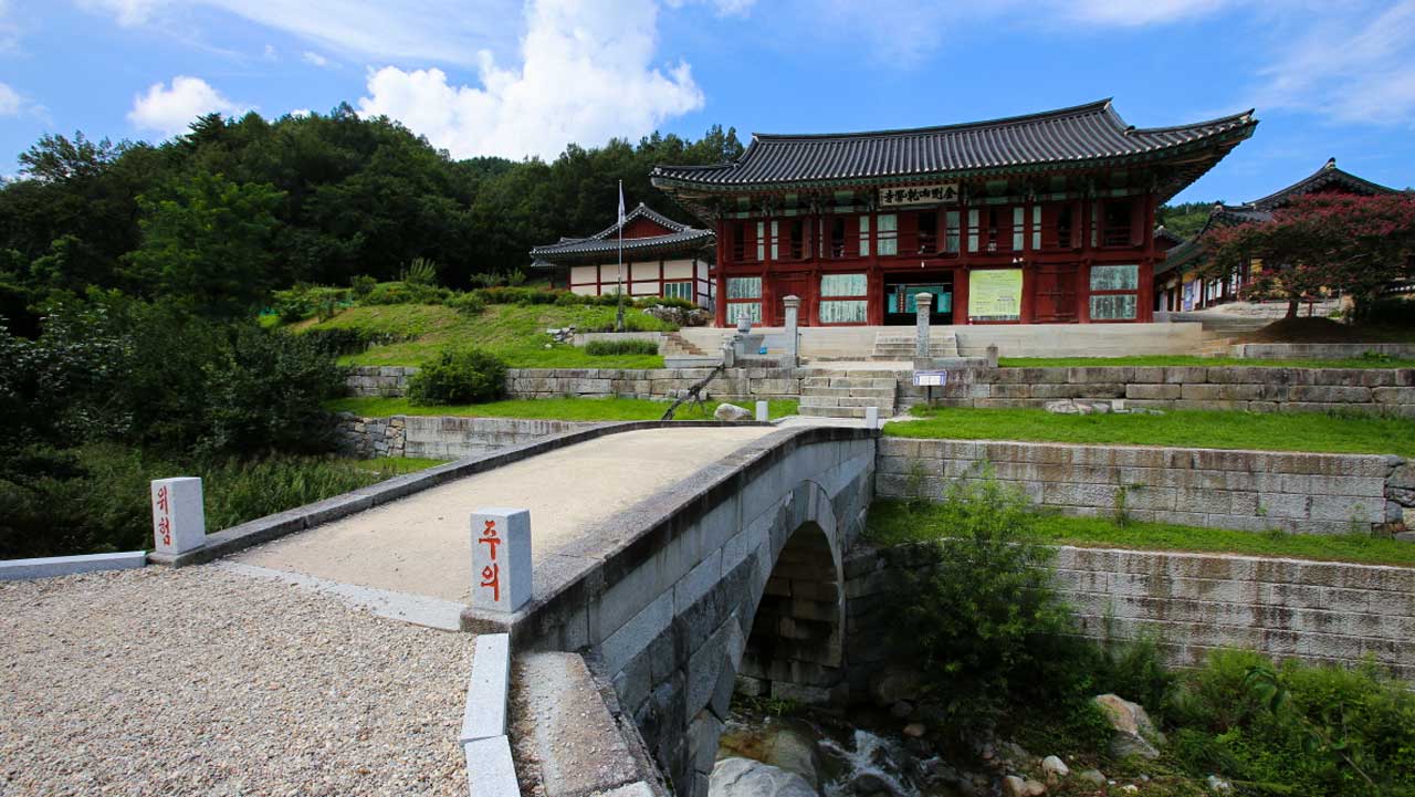 석교인 능파교 너머로 웅장하게 서 있는 봉서루와 건봉사 전경. / 고성군 문화관광