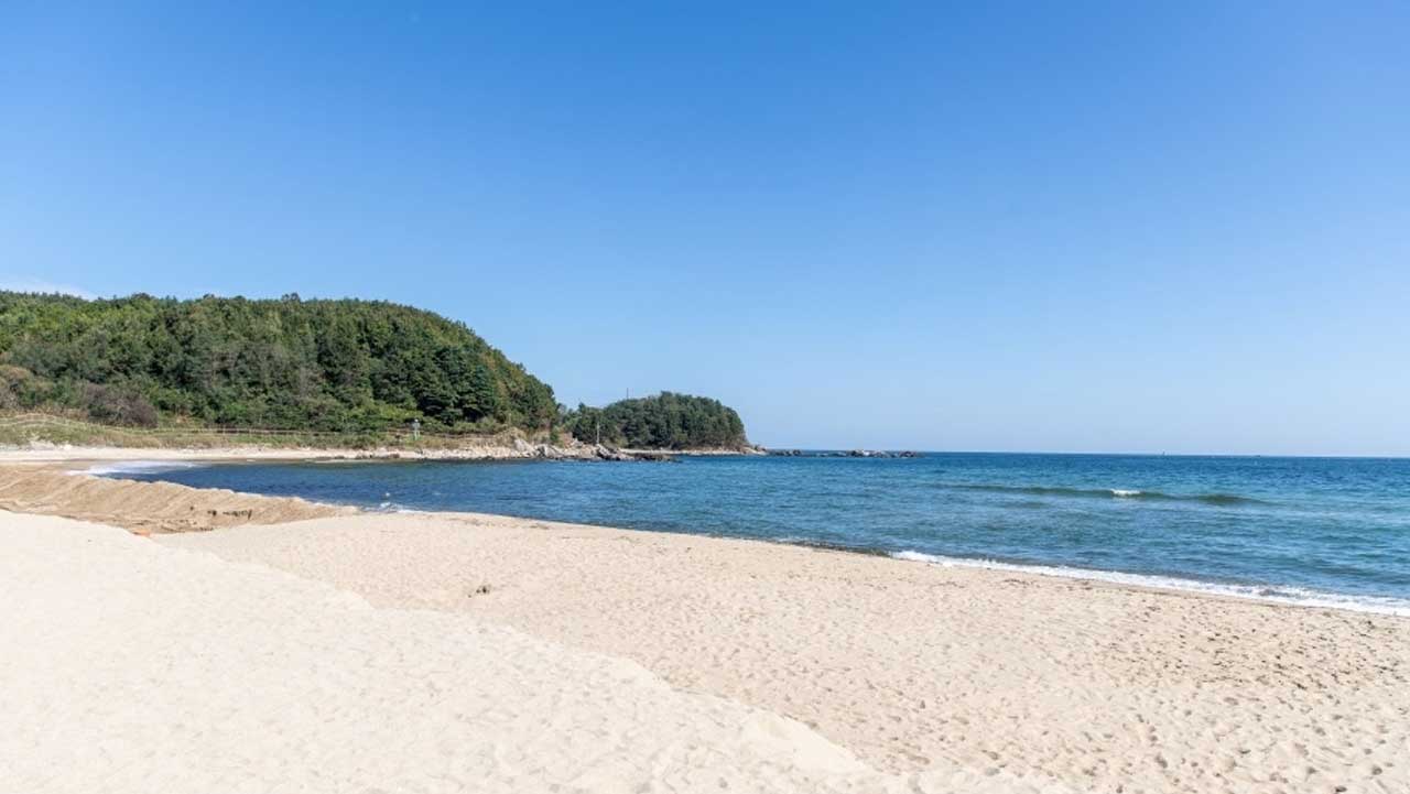 에메랄드빛 바다와 고운 모래사장이 시원하게 펼쳐진 해변 풍경. / 한국관광콘텐츠랩