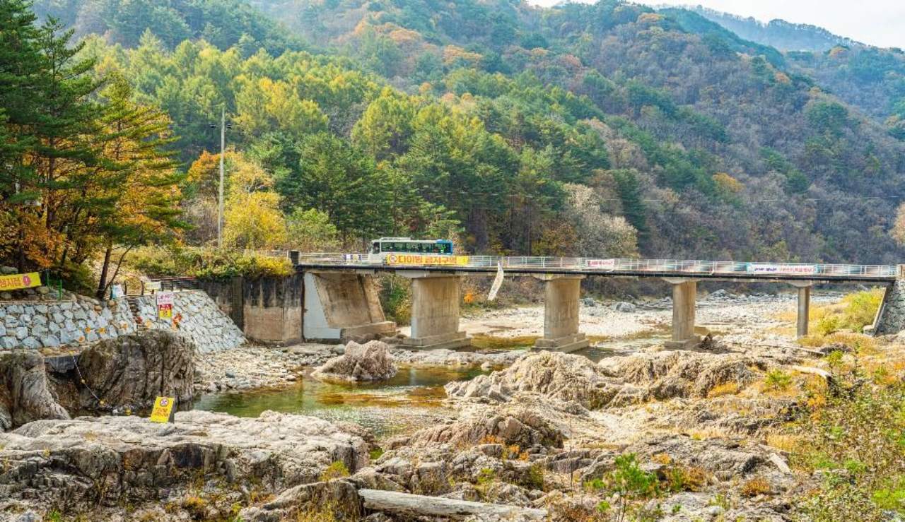 인제 백담사 계곡과 다리 전경. / ⓒ한국관광공사 제공