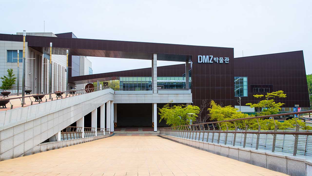 명파해수욕장 인근 통일전망대 길목에 자리한 DMZ박물관 외관. / ⓒ한국관광콘텐츠랩-김지호