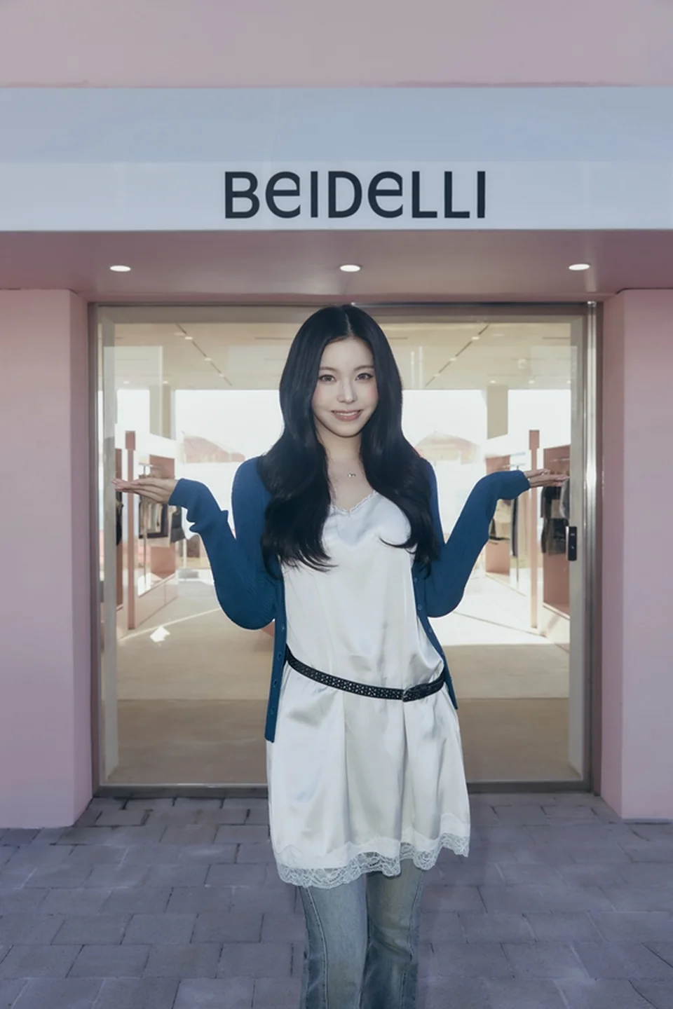 베이델리 매장 앞에서 포즈를 취한 규진 / 사진=베이델리