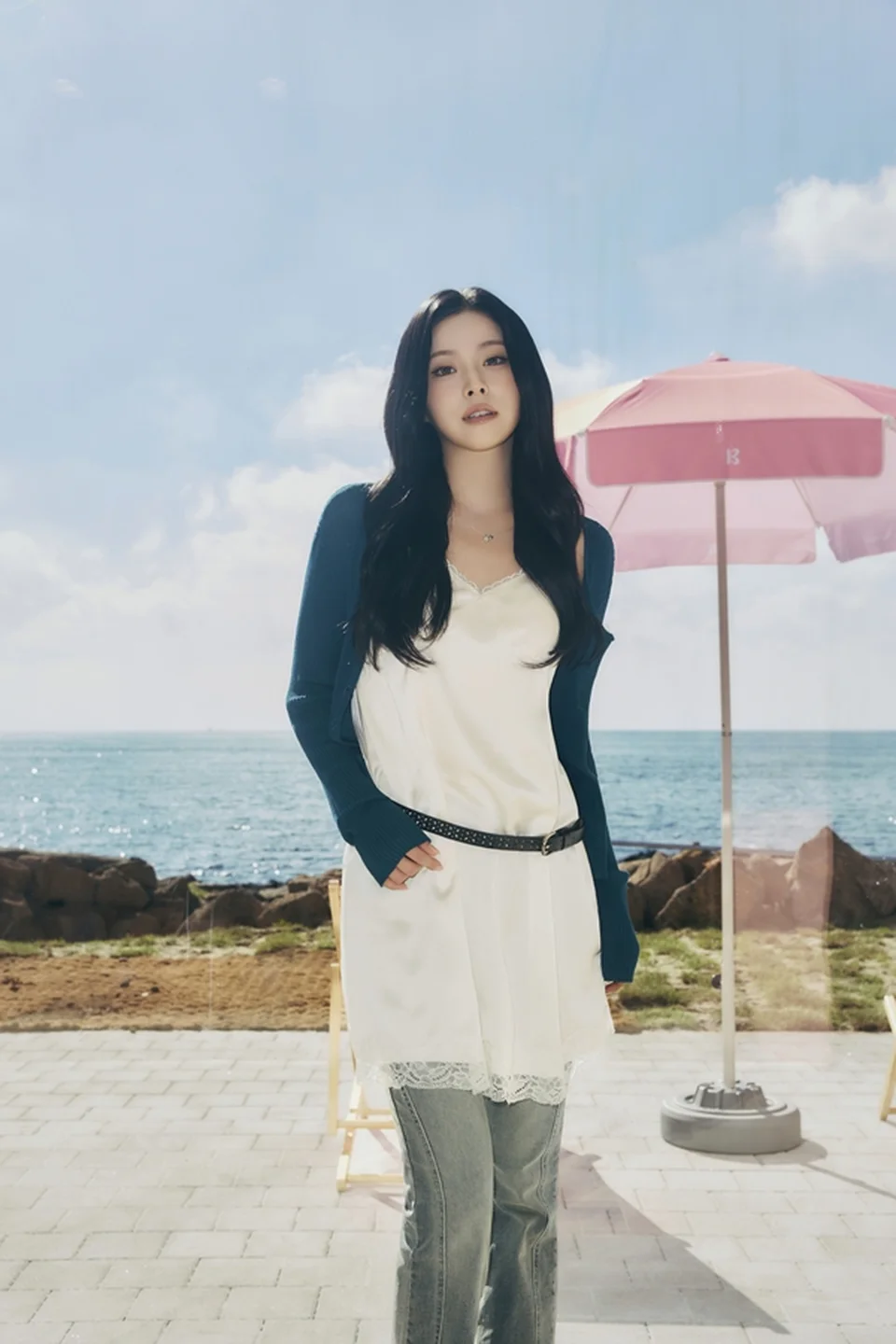 베이델리 제주 애월 플래그십 스토어에서 화보를 촬영한 엔믹스 규진 / 사진=베이델리