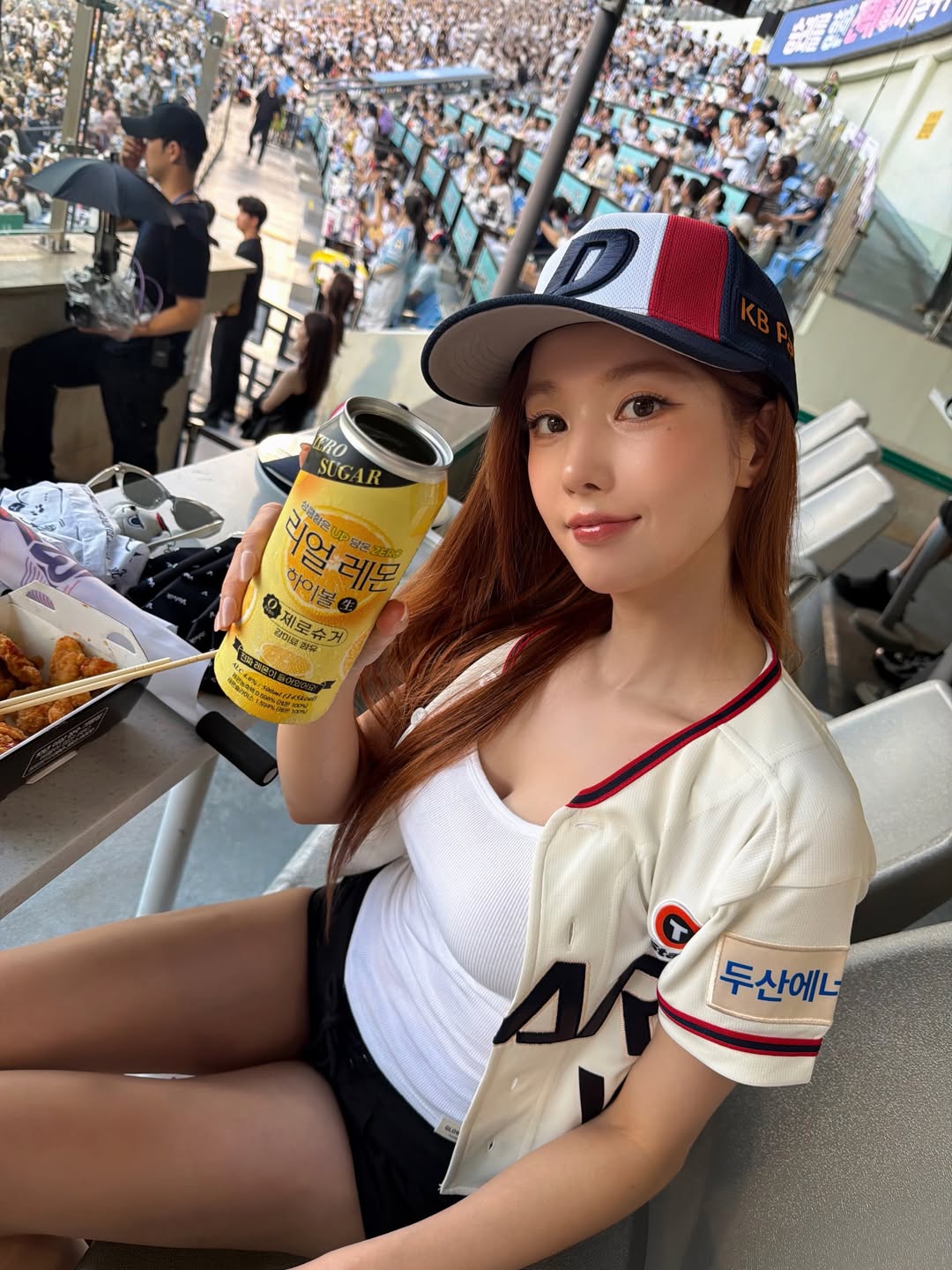 잠실구장에서 두산 베어스를 응원하는 권은비 / 사진=권은비 인스타그램 @silver_rain.__