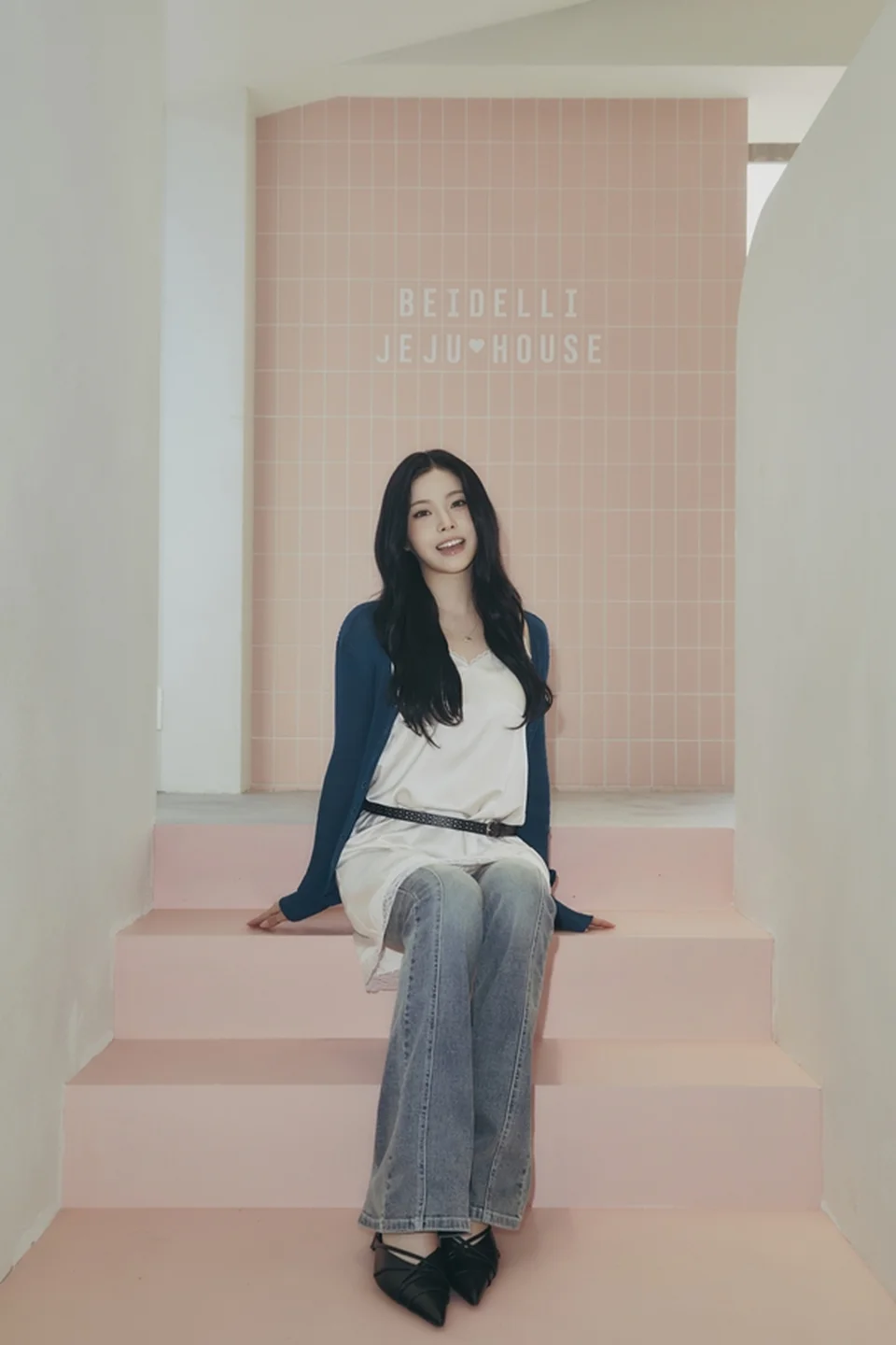 매장 내부 포토존에서 포즈를 취한 규진 / 사진=베이델리