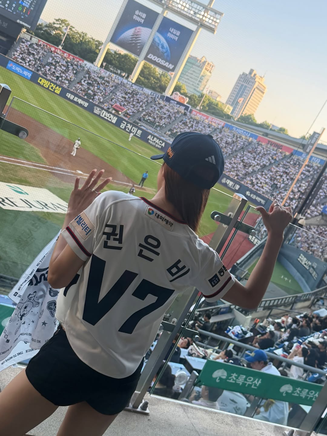 경기장을 배경으로 응원하는 권은비의 뒷모습 / 사진=권은비 인스타그램 @silver_rain.__