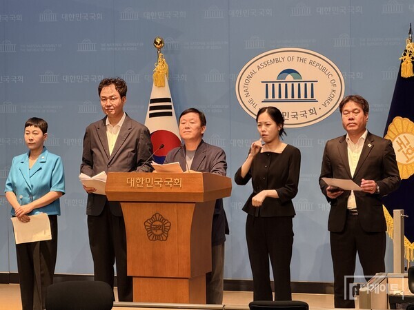 국회 소통관에서 기자회견을 연 안진걸 민생경제연구소 소장(사진=더게이트 DB)