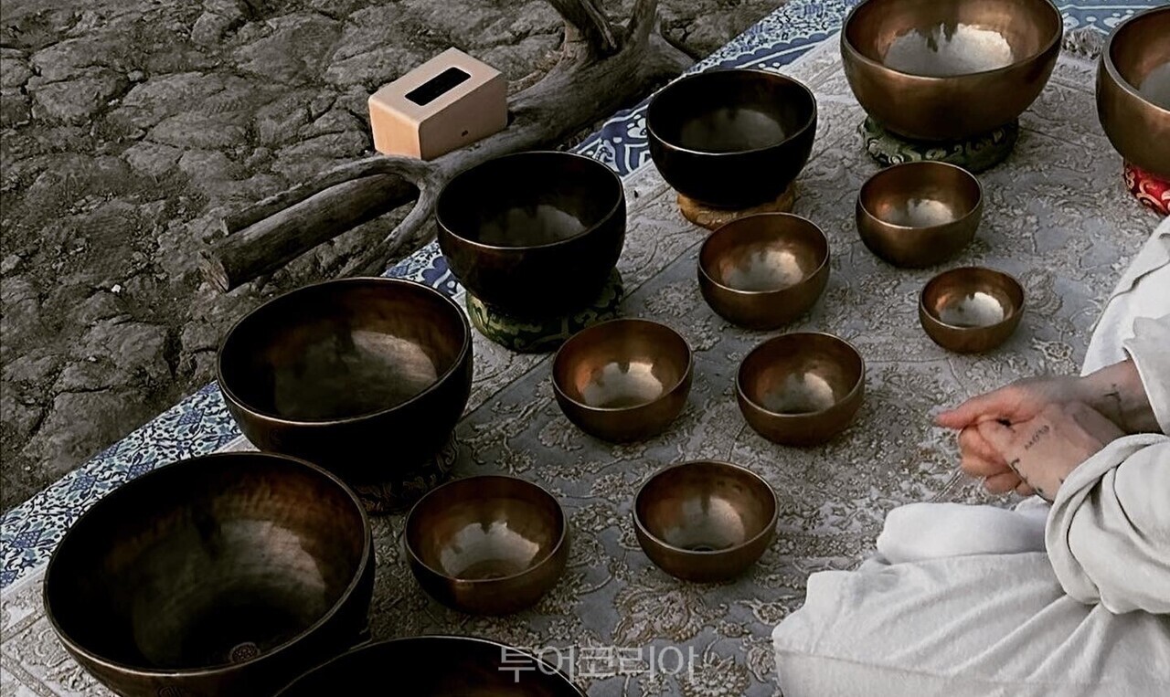 초대형 싱잉볼의 에너지로 복잡한 생각을 잠시 내려놓는 시간 자쿠지와 핀란드식 사우나를 품은 전통 한옥 스테이 넓은 마당과 대청마루가 있는 고즈넉한 한옥 스테이 노천탕을 품은 아늑한 한옥 독채 스테이 /사진-에어비앤비