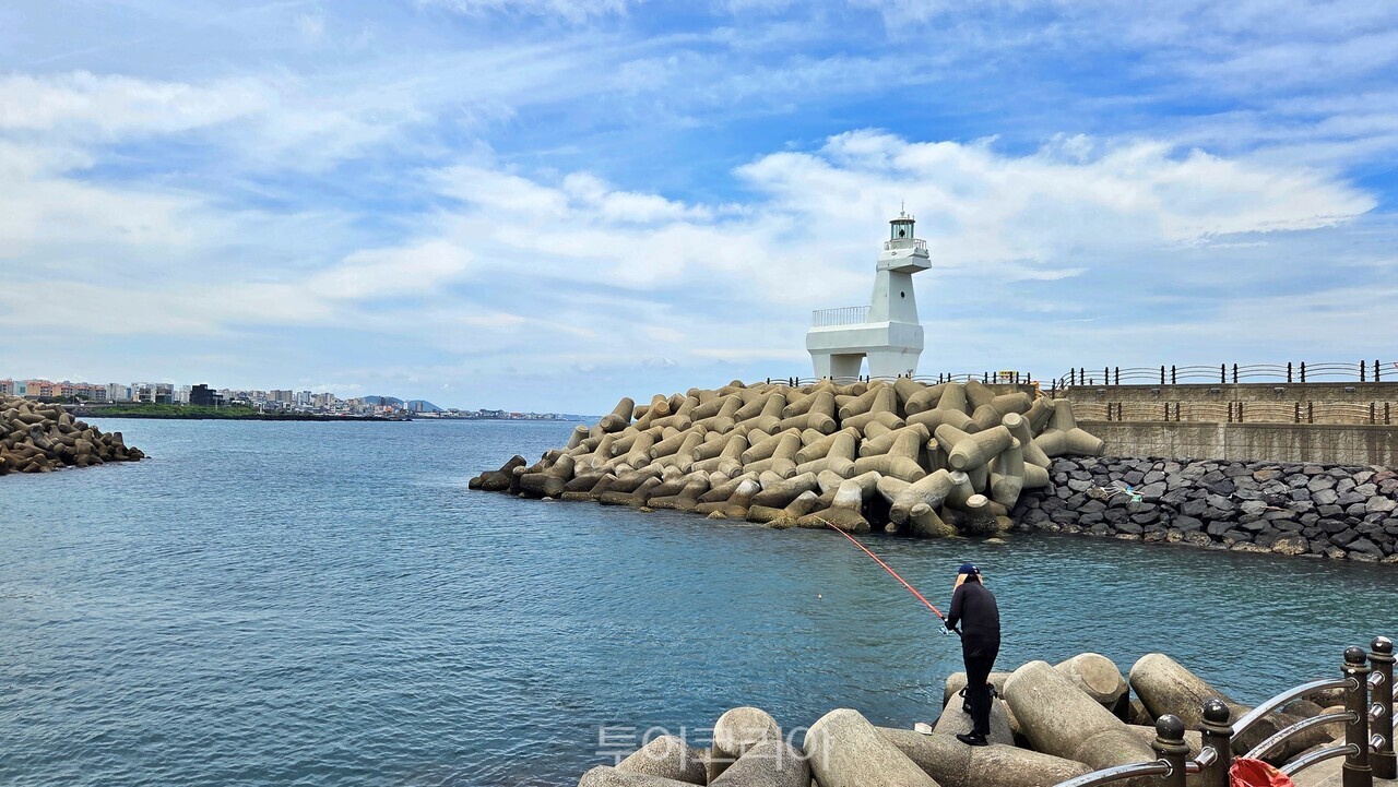 이호테우 목마등대에서 낚시 중인 모습 ⓒ투어코리아
