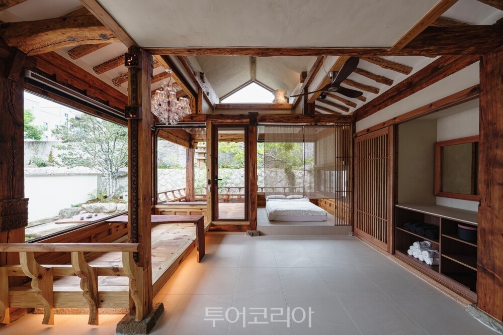 전통 한옥의 아름다움을 담은 감성 한옥 독채 스테이 전통 기법으로 나만의 수제 도장 만들기 전주역 관사의 시간을 품은 한옥 독채 스테이 /사진-에어비앤비