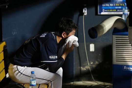 폭염 속에서 매일 경기를 뛰어야 하는 선수들의 건강이 염려되는 상황이다(사진=두산)