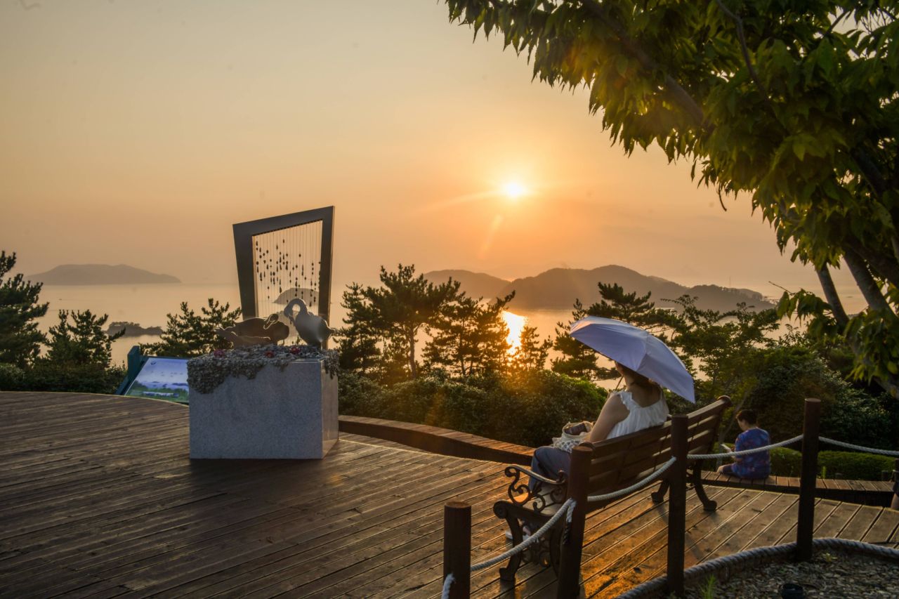 통영 달아공원 뒤로 노을이 지는 모습. / ⓒ한국관광콘텐츠랩-라이브스튜디오