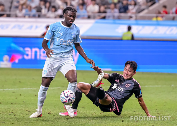 제레미 몽가(왼쪽, 맨체스터 시티), 안태현(오른쪽, 제주SK FC). 서형권 기자