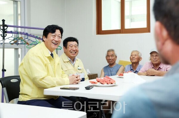 손배찬 시장이 장곡2리 무더위 쉼터를 찾아 어르신들과 담소를 나누고 있다/투어코리아뉴스 김경남 기자 사진=파주시